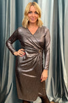 Shiny dress with an accessory on the waist in two colors