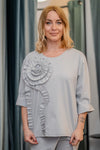 Cotton sweater with rolled sleeves and sewn detail in several colors