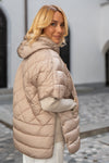 Prešita Bunda s kratkimi rokavi in kapuco