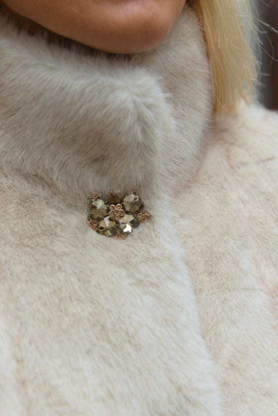 Plašč z vzorcem iz umetnega krzna