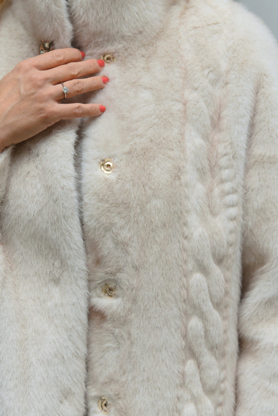 Plašč z vzorcem iz umetnega krzna