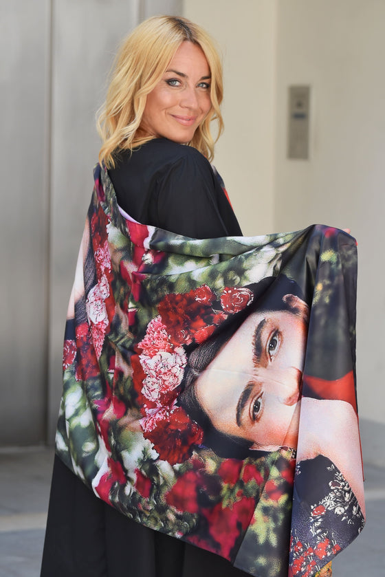 Viskozen Šal z motivom Frida Kahlo in cvetja