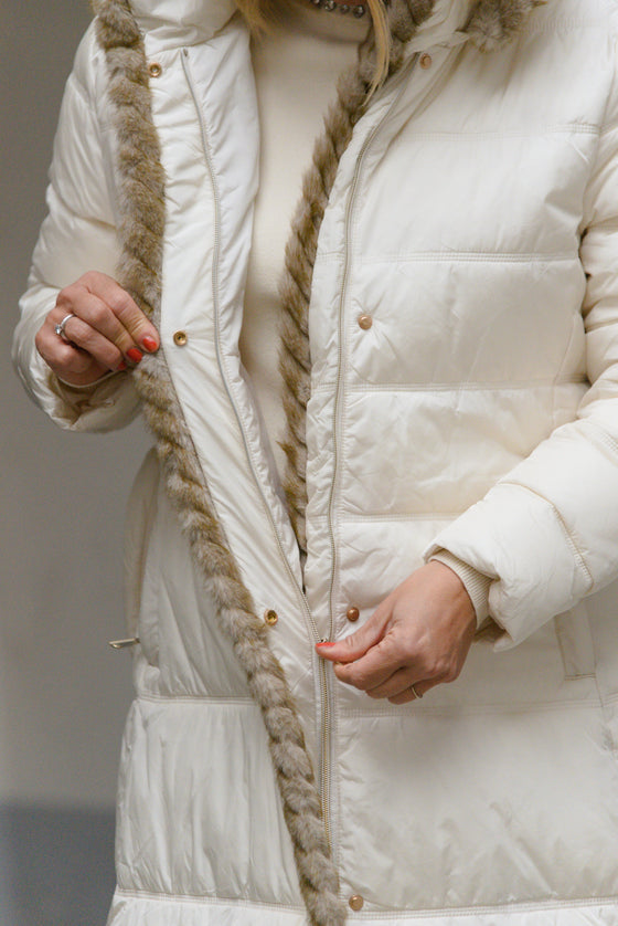 Dolga Bunda s krznenim robom v več barvah