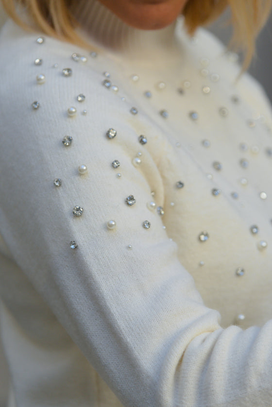 Pulover z okrasnimi perlami