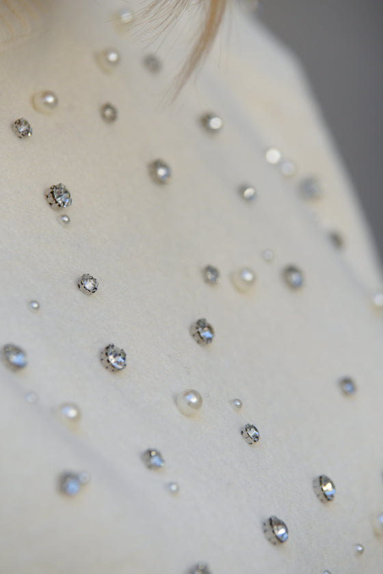 Pulover z okrasnimi perlami