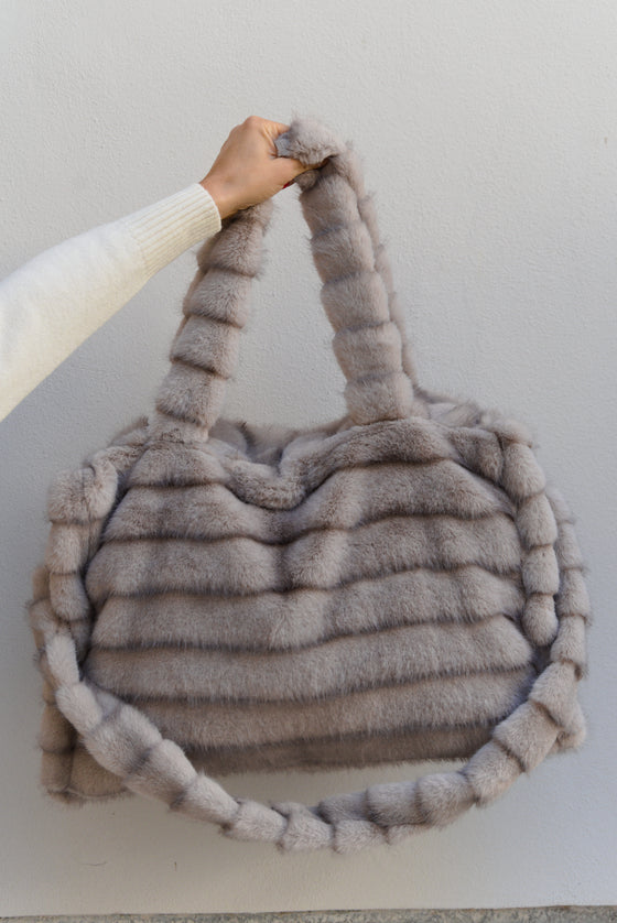 Torba iz umetnega krzna v več barvah