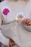 Pulover z našitimi bleščečimi cvetovi