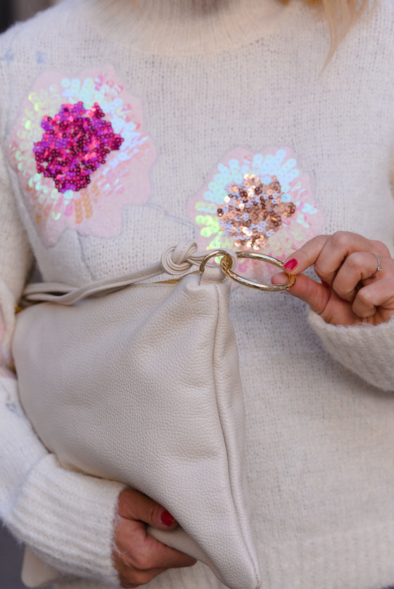 Pulover z našitimi bleščečimi cvetovi