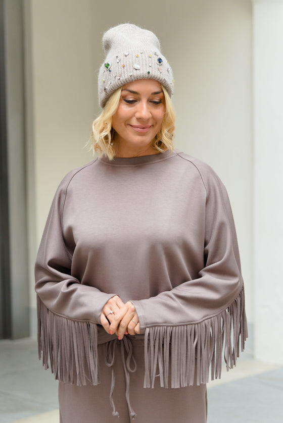 Pulover z resicami na rokavu v več barvah