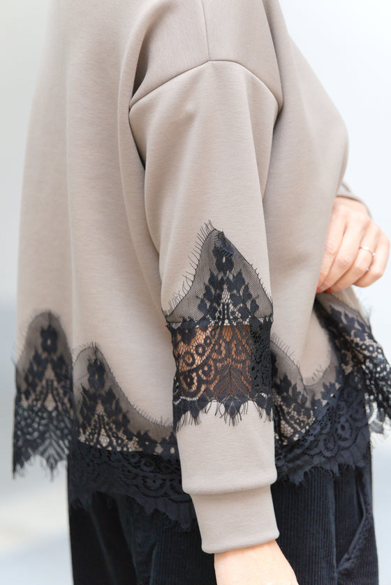 Pulover s čipkastimi detajli