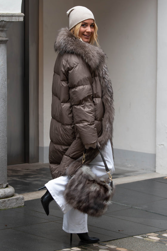 Dolga Bunda s krznenim robom v več barvah