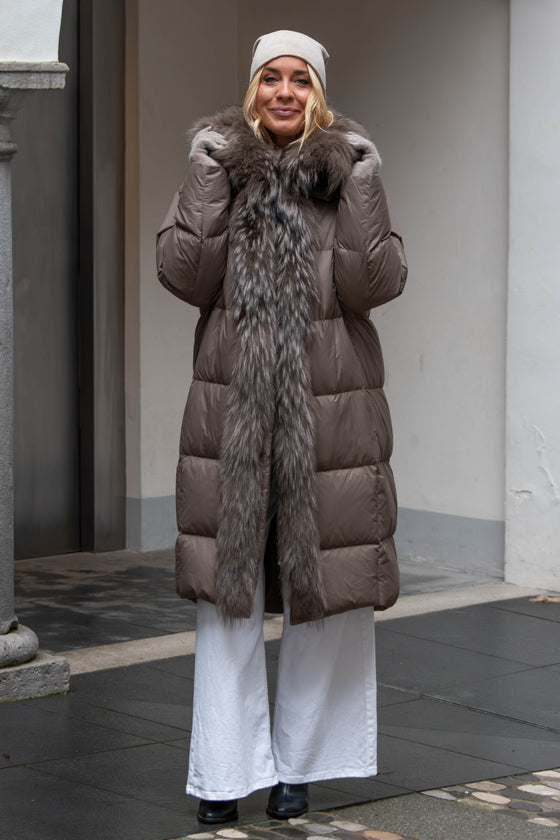 Dolga Bunda s krznenim robom v več barvah