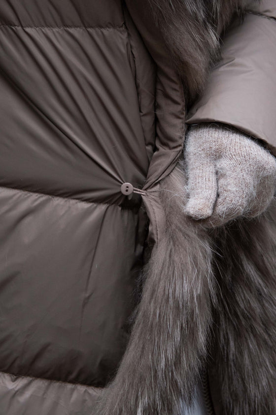 Dolga Bunda s krznenim robom v več barvah