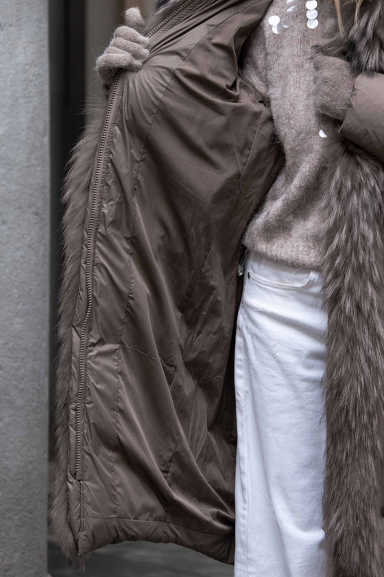 Dolga Bunda s krznenim robom v več barvah