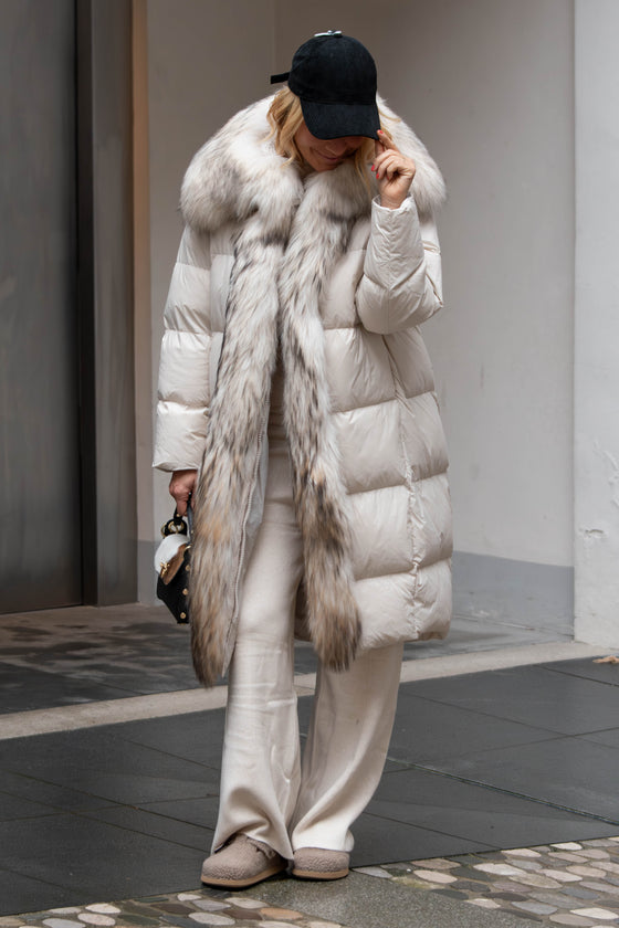 Dolga Bunda s krznenim robom v več barvah