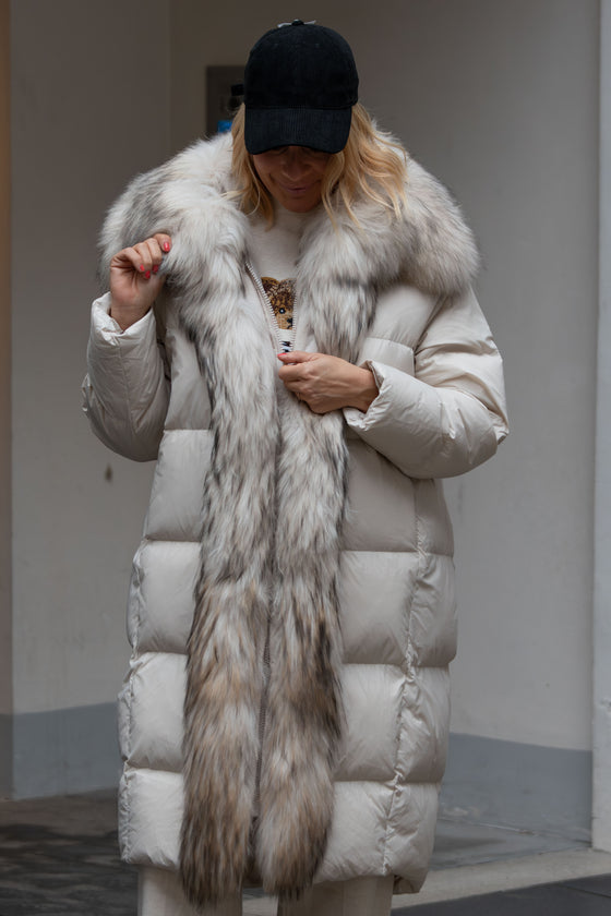 Dolga Bunda s krznenim robom v več barvah