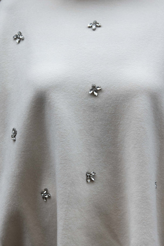 Pulover z okrasnimi detajli v več barvah