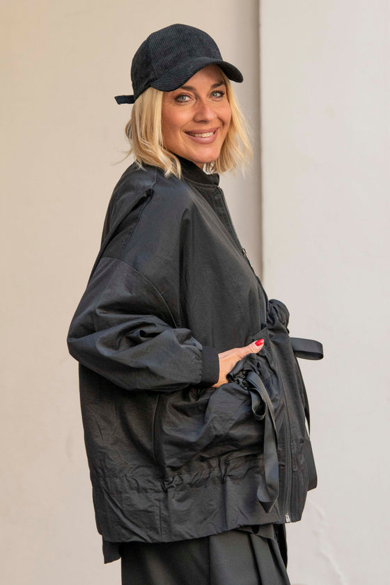 Jakna z zadrgo in trakovi