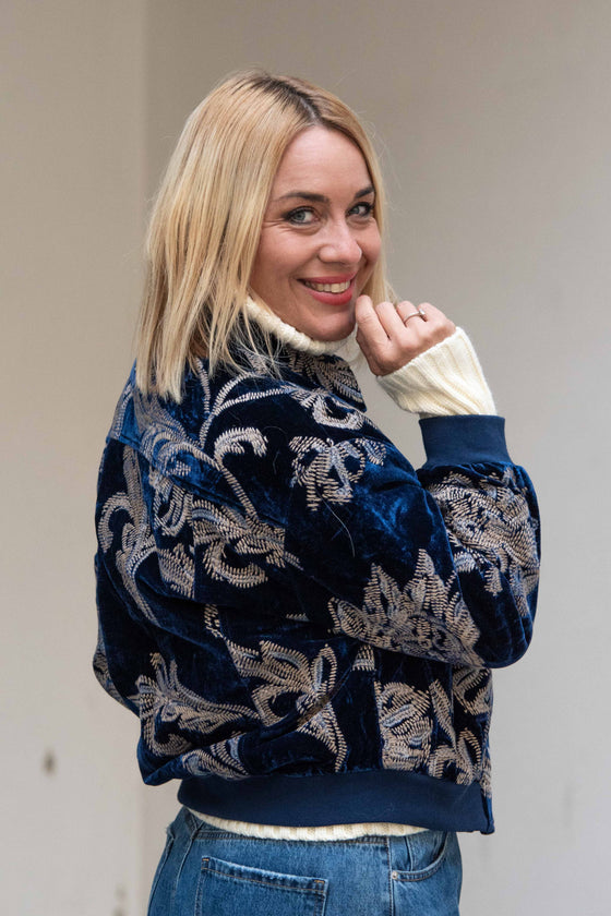 Žametna Jakna z vezenim vzorcem