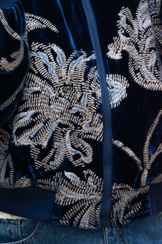 Žametna Jakna z vezenim vzorcem