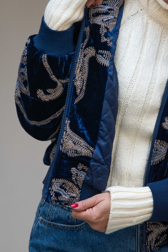 Žametna Jakna z vezenim vzorcem