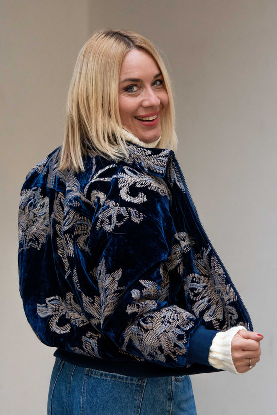 Žametna Jakna z vezenim vzorcem