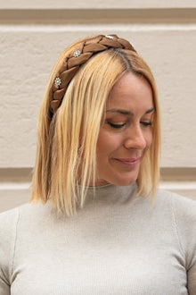  Obroč s pletenim dizajnom in perlami v več barvah