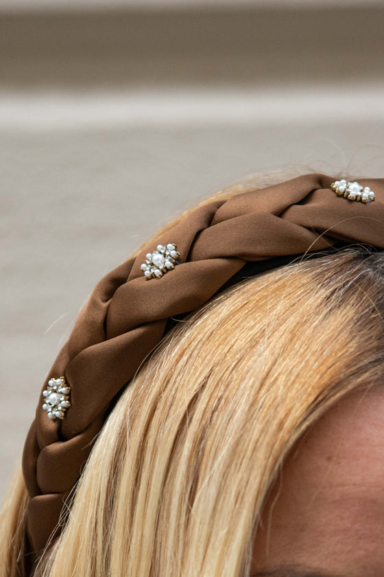 Obroč s pletenim dizajnom in perlami v več barvah