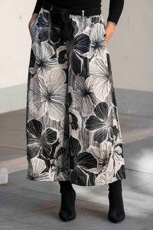  Hlače s širokimi hlačnicami in potiskom cvetov Wendy Trendy