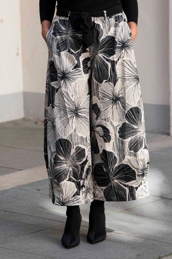 Hlače s širokimi hlačnicami in potiskom cvetov Wendy Trendy