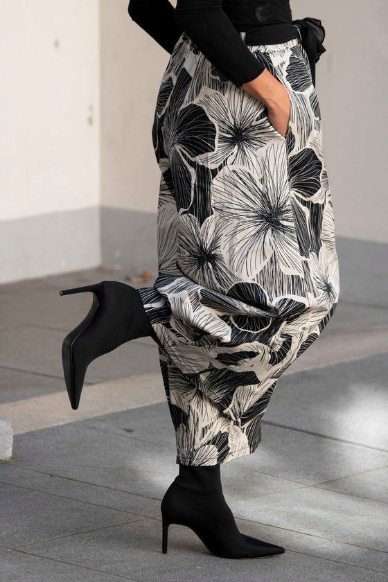 Hlače s širokimi hlačnicami in potiskom cvetov Wendy Trendy