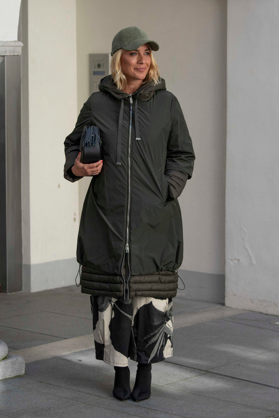 Podložen Plašč s kapuco v več barvah