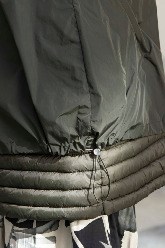 Podložen Plašč s kapuco v več barvah