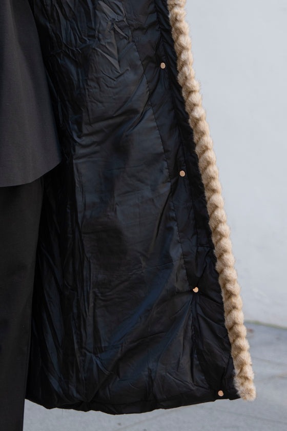 Dolga Bunda s krznenim robom v več barvah