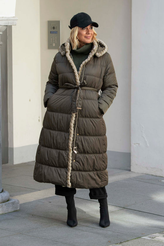 Dolga Bunda s krznenim robom v več barvah