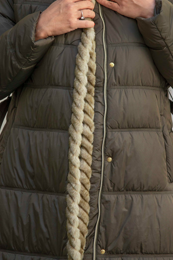 Dolga Bunda s krznenim robom v več barvah