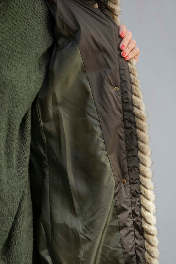 Dolga Bunda s krznenim robom v več barvah